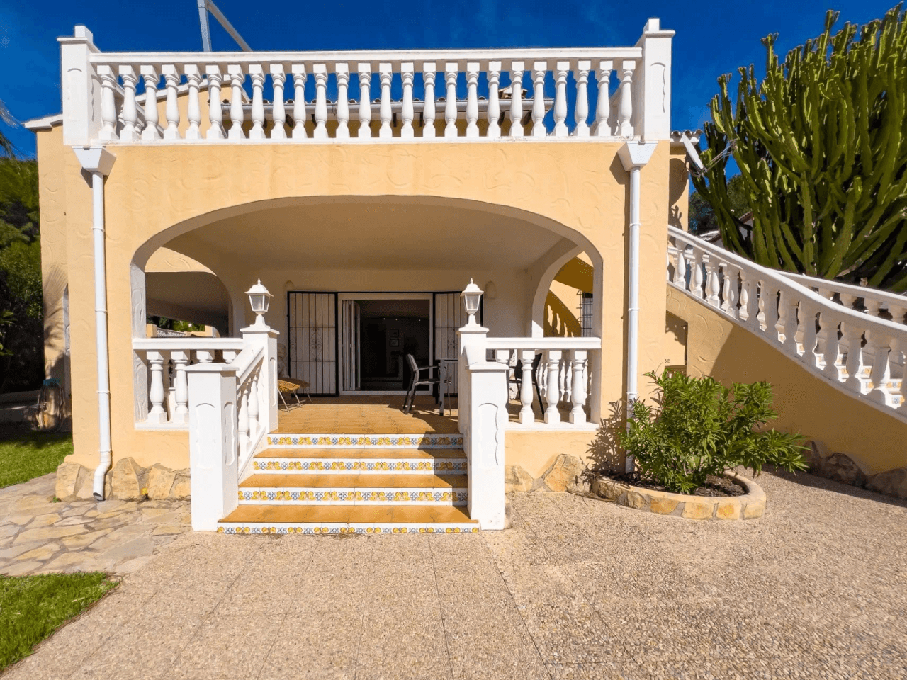 Villa with sea views for sale in Moraira, a step away from the center.