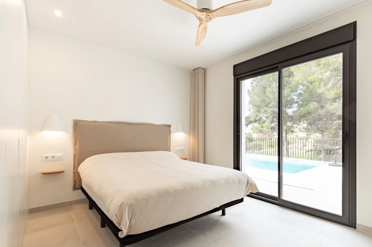 ¡Obra nueva! Villa de estilo ibicenco en el campo de golf