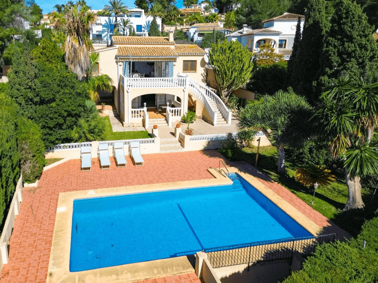 Villa with sea views for sale in Moraira, a step away from the center.