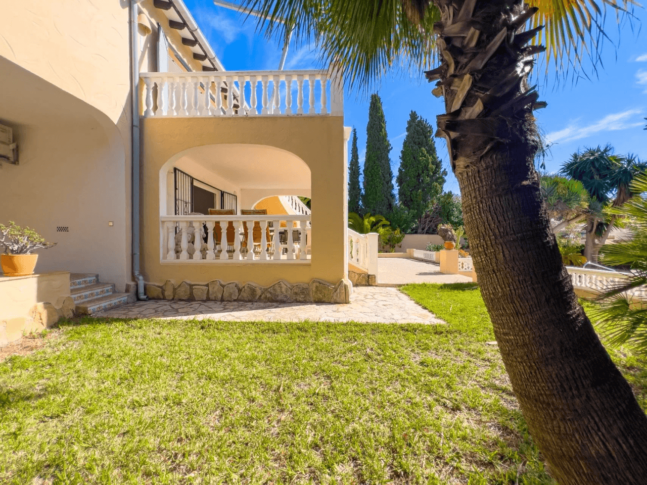 Villa with sea views for sale in Moraira, a step away from the center.
