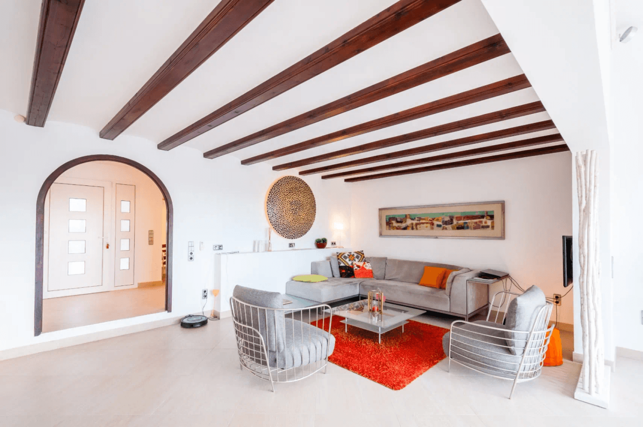 Villa with sea views for sale in Moraira, a step away from the center.