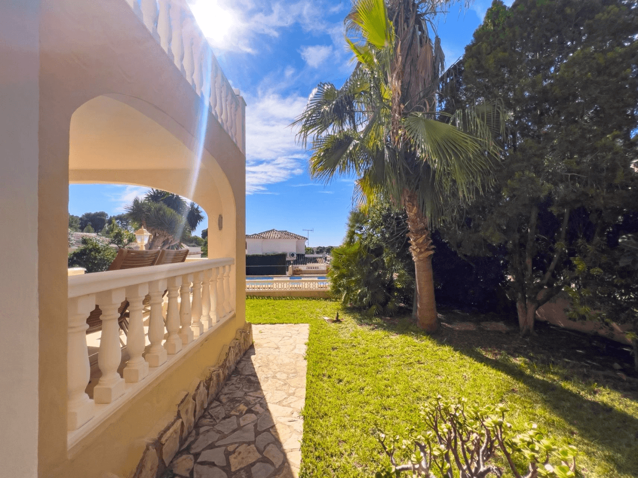 Villa with sea views for sale in Moraira, a step away from the center.