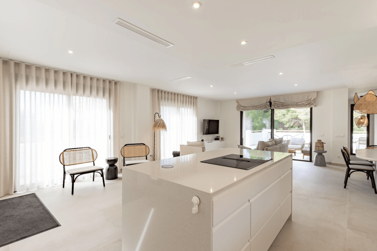 ¡Obra nueva! Villa de estilo ibicenco en el campo de golf