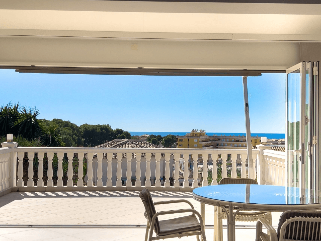Villa with sea views for sale in Moraira, a step away from the center.
