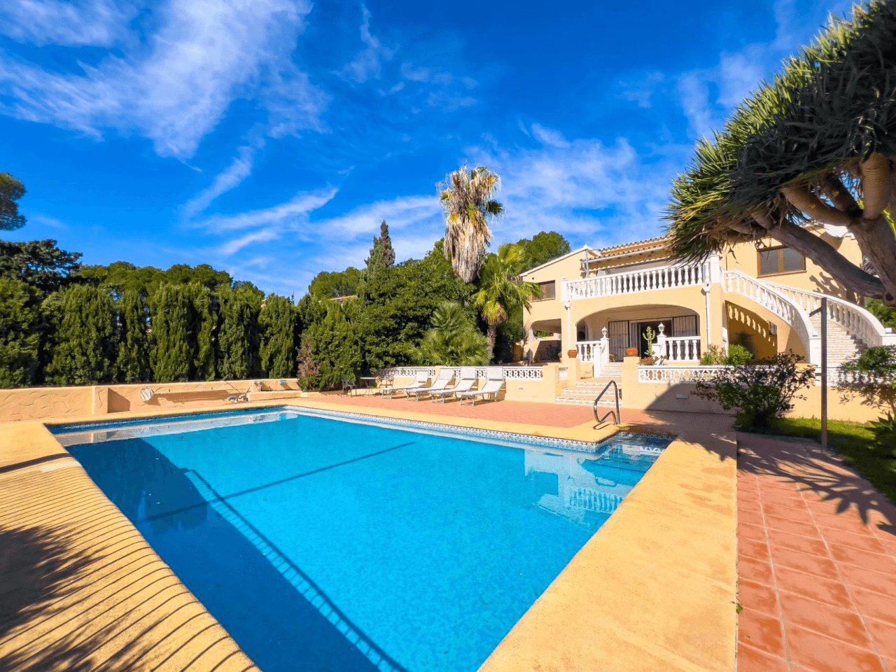 Villa with sea views for sale in Moraira, a step away from the center.