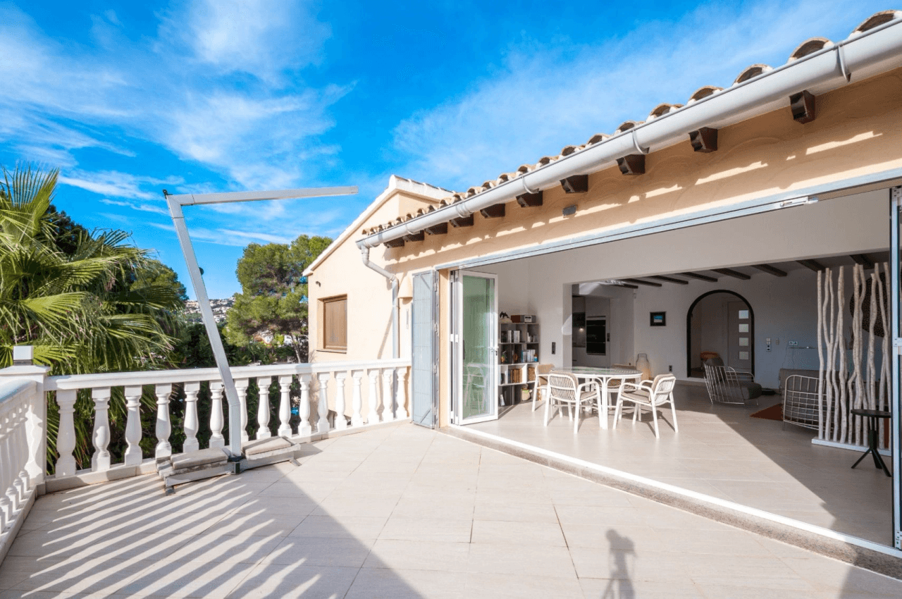 Villa with sea views for sale in Moraira, a step away from the center.