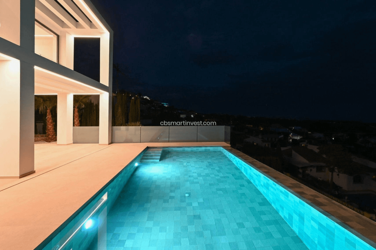 Nueva villa de diseño moderno con espectaculares vistas panorámicas al mar