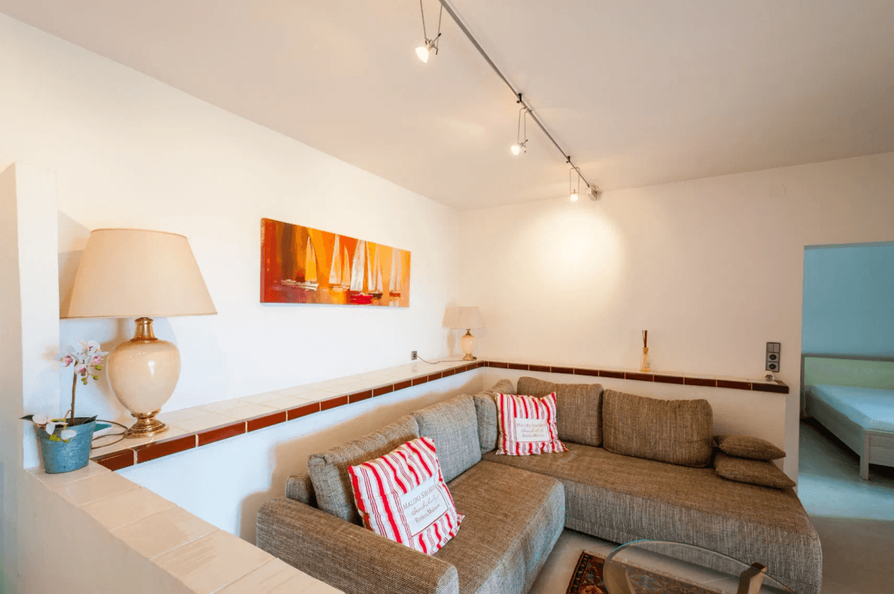 Villa with sea views for sale in Moraira, a step away from the center.