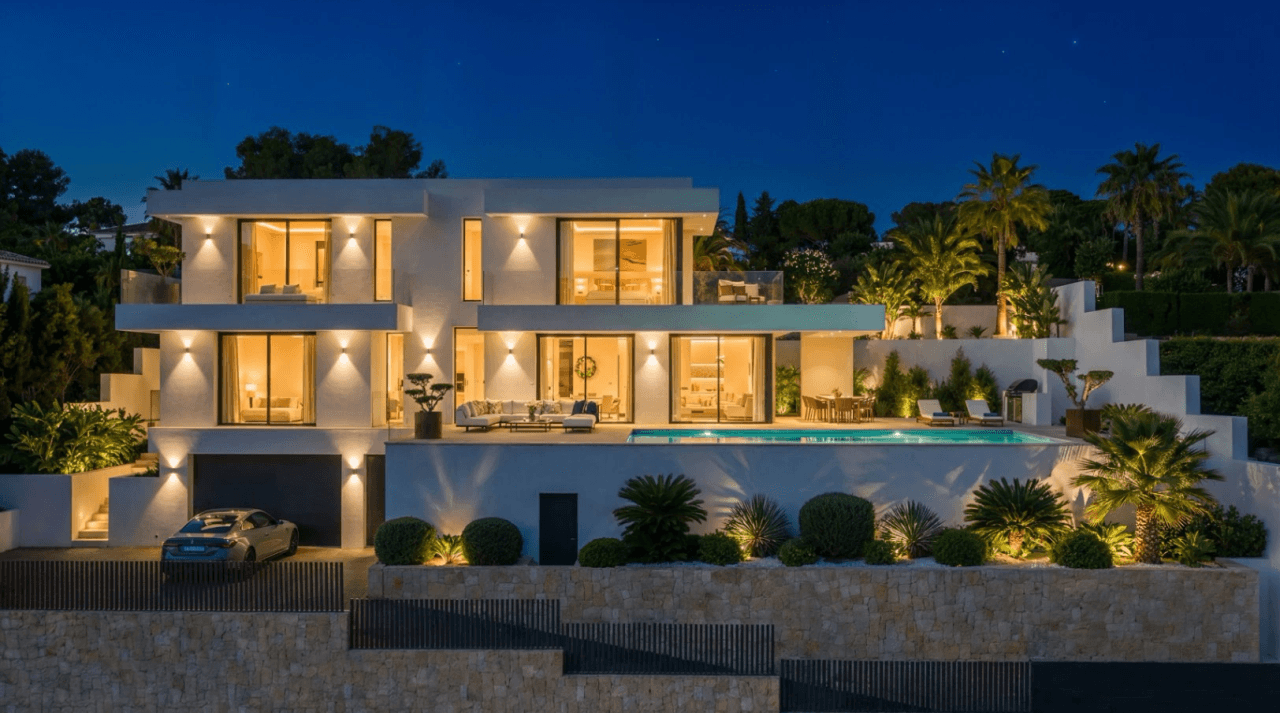 Villa moderna con vistas panorámicas al mar y al Peñón de Ifach