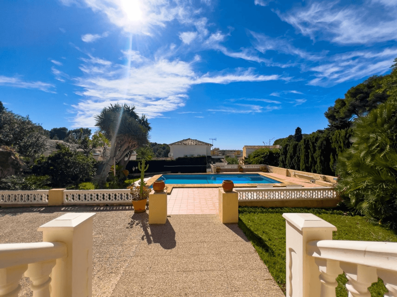 Villa with sea views for sale in Moraira, a step away from the center.
