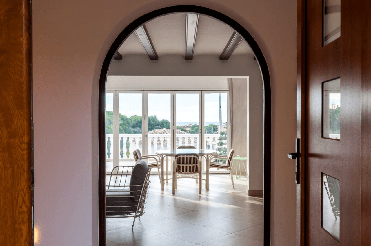 Villa with sea views for sale in Moraira, a step away from the center.