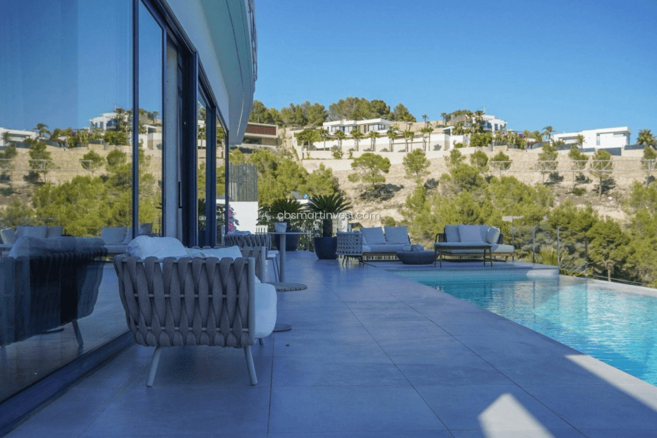 Impresionante villa moderna con vistas al mar