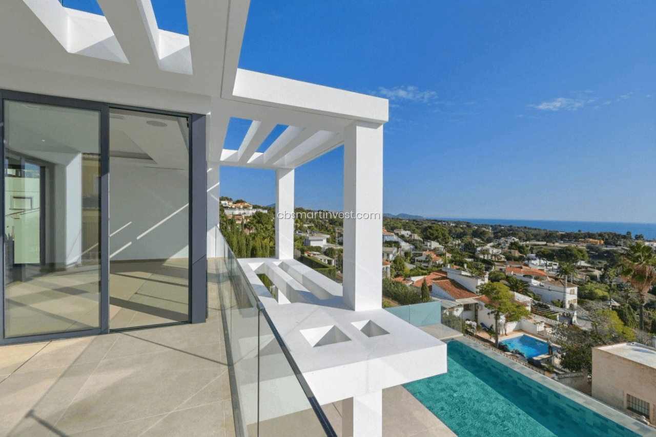 Nueva villa de diseño moderno con espectaculares vistas panorámicas al mar