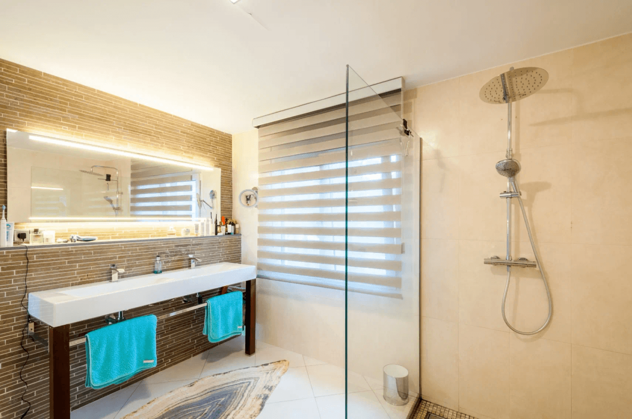Villa with sea views for sale in Moraira, a step away from the center.