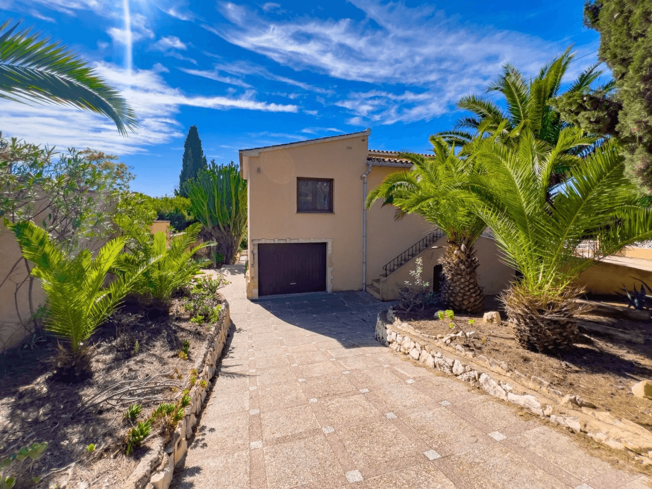 Villa with sea views for sale in Moraira, a step away from the center.