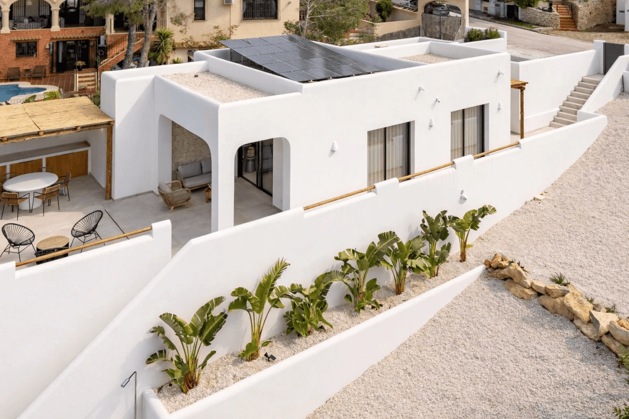 ¡Obra nueva! Villa de estilo ibicenco en el campo de golf