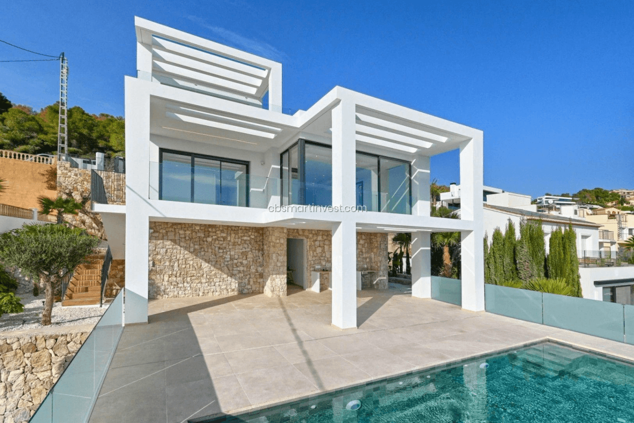 Nueva villa de diseño moderno con espectaculares vistas panorámicas al mar