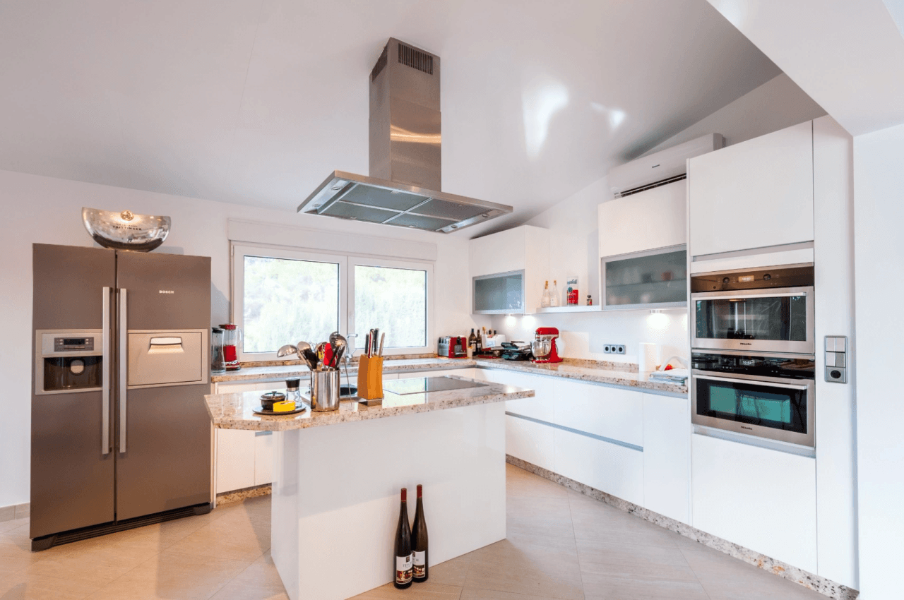 Villa with sea views for sale in Moraira, a step away from the center.