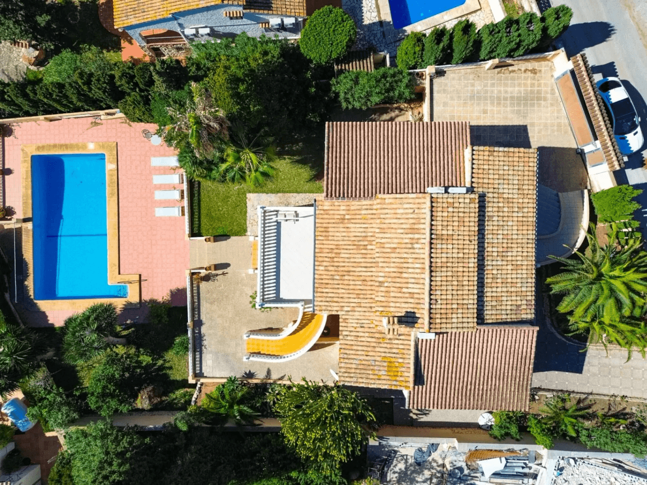 Villa with sea views for sale in Moraira, a step away from the center.