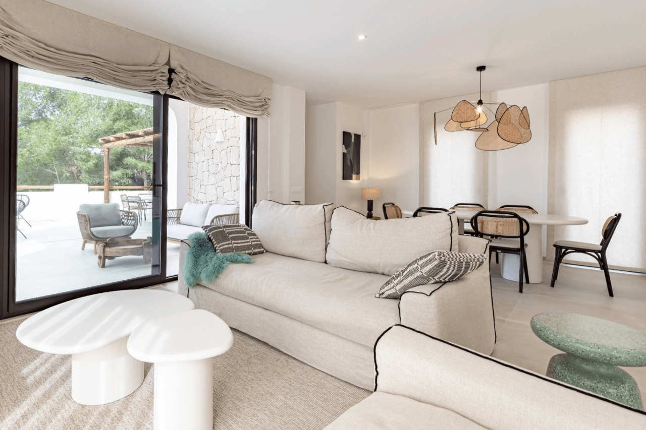 ¡Obra nueva! Villa de estilo ibicenco en el campo de golf