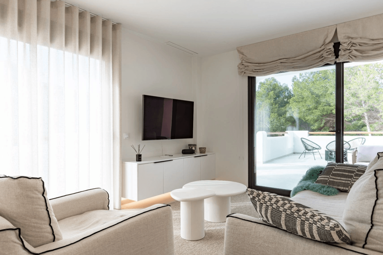 ¡Obra nueva! Villa de estilo ibicenco en el campo de golf