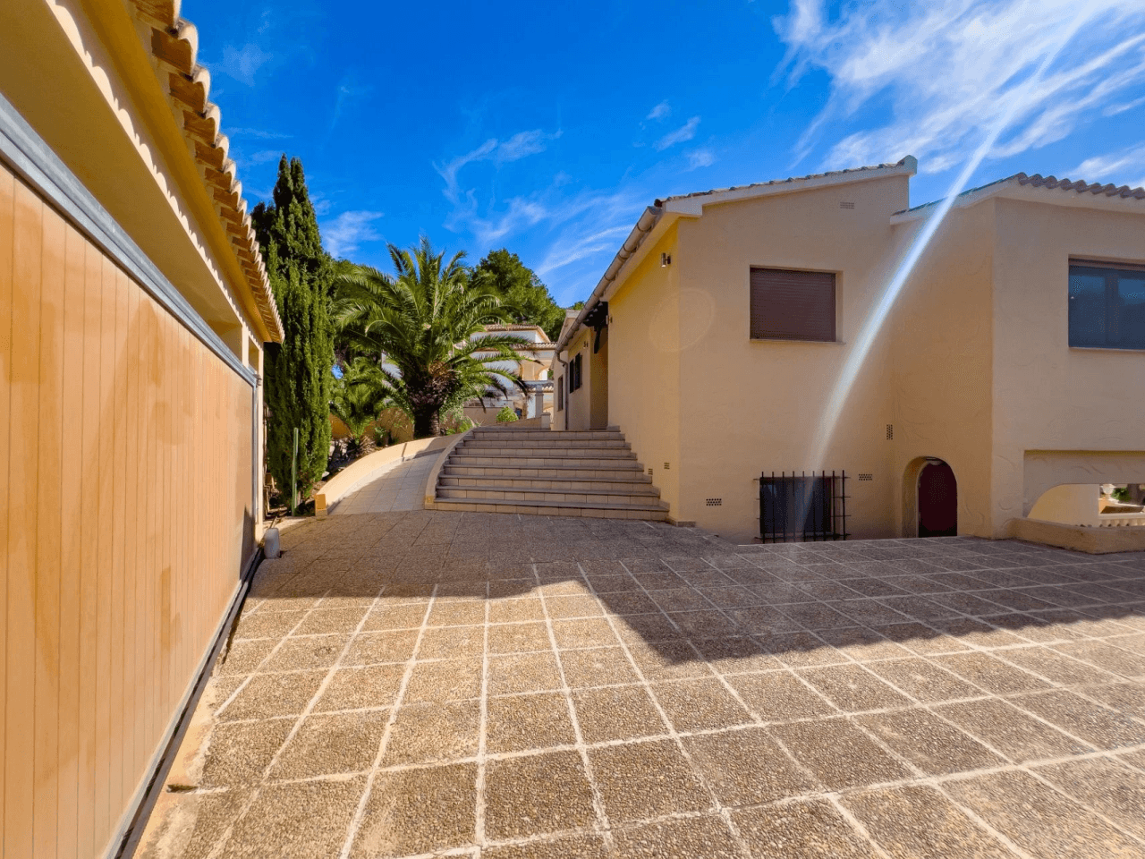 Villa with sea views for sale in Moraira, a step away from the center.