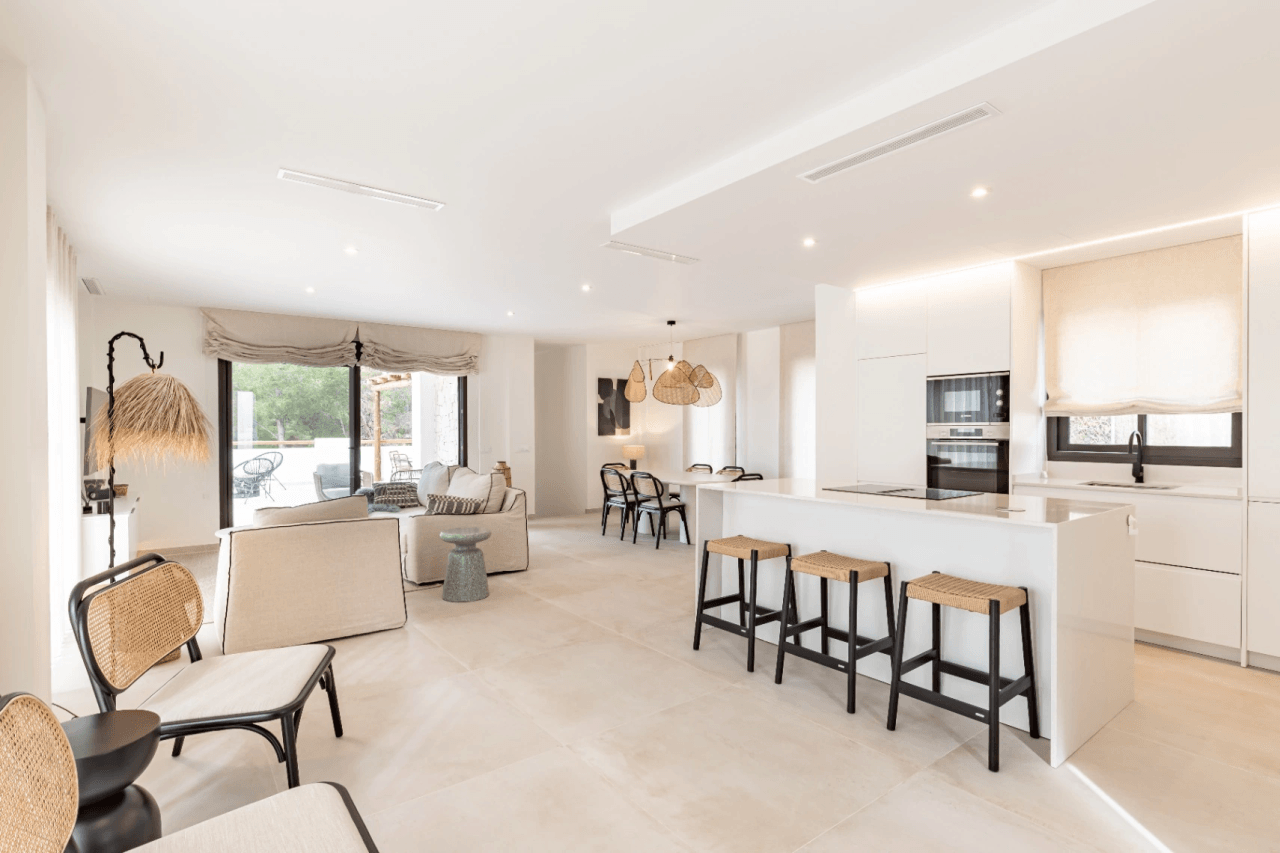 ¡Obra nueva! Villa de estilo ibicenco en el campo de golf