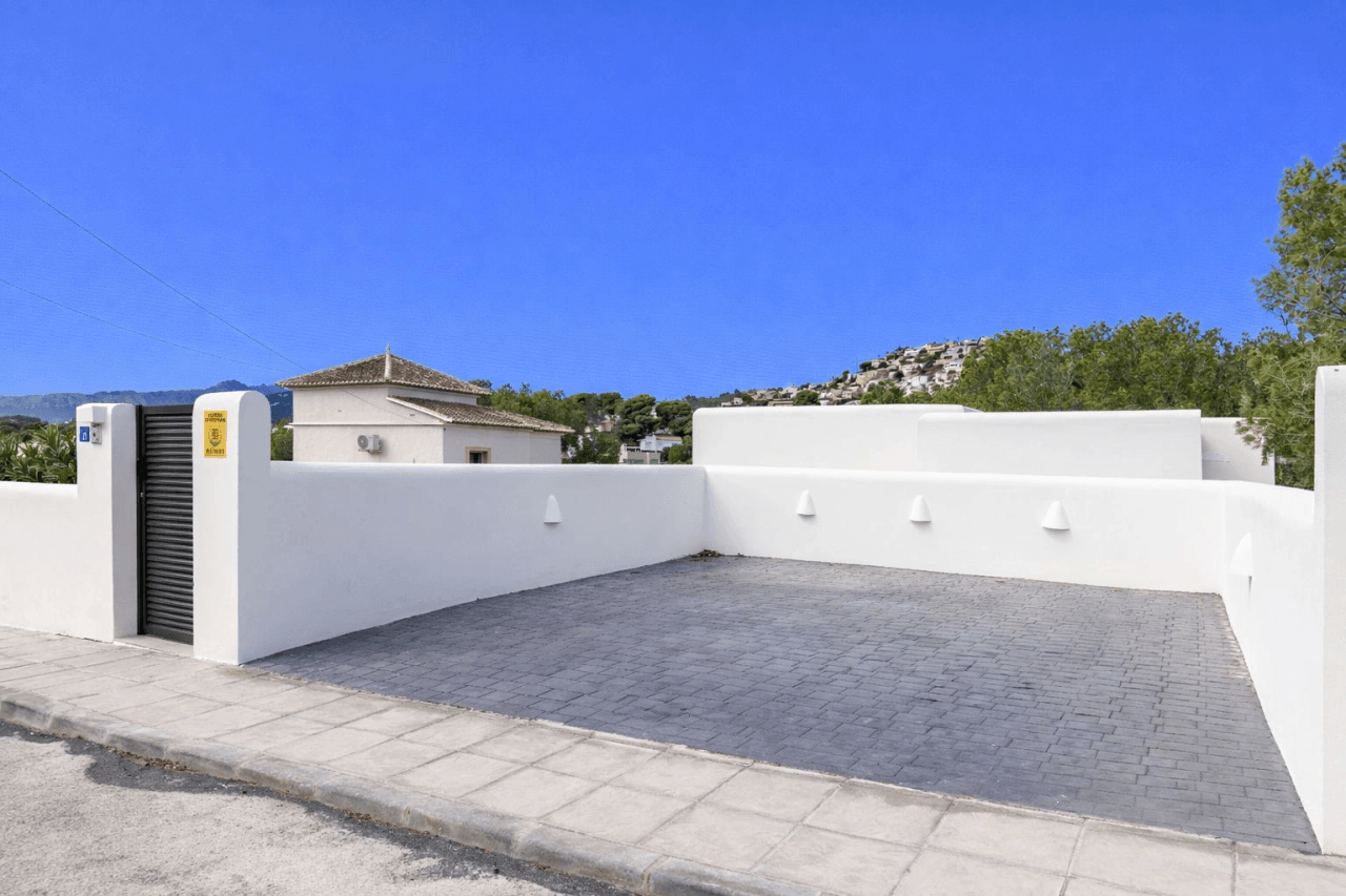 ¡Obra nueva! Villa de estilo ibicenco en el campo de golf