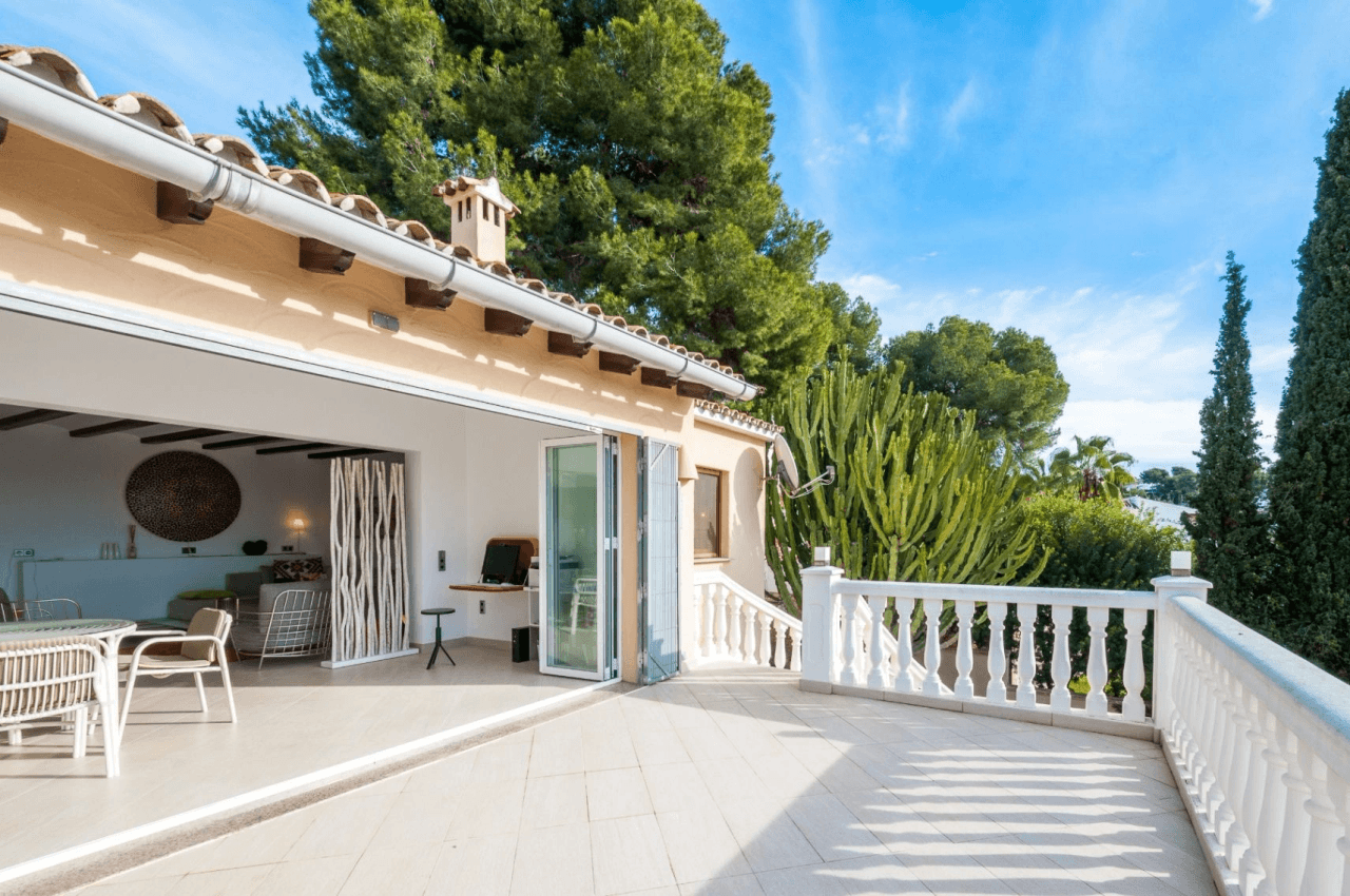 Villa with sea views for sale in Moraira, a step away from the center.