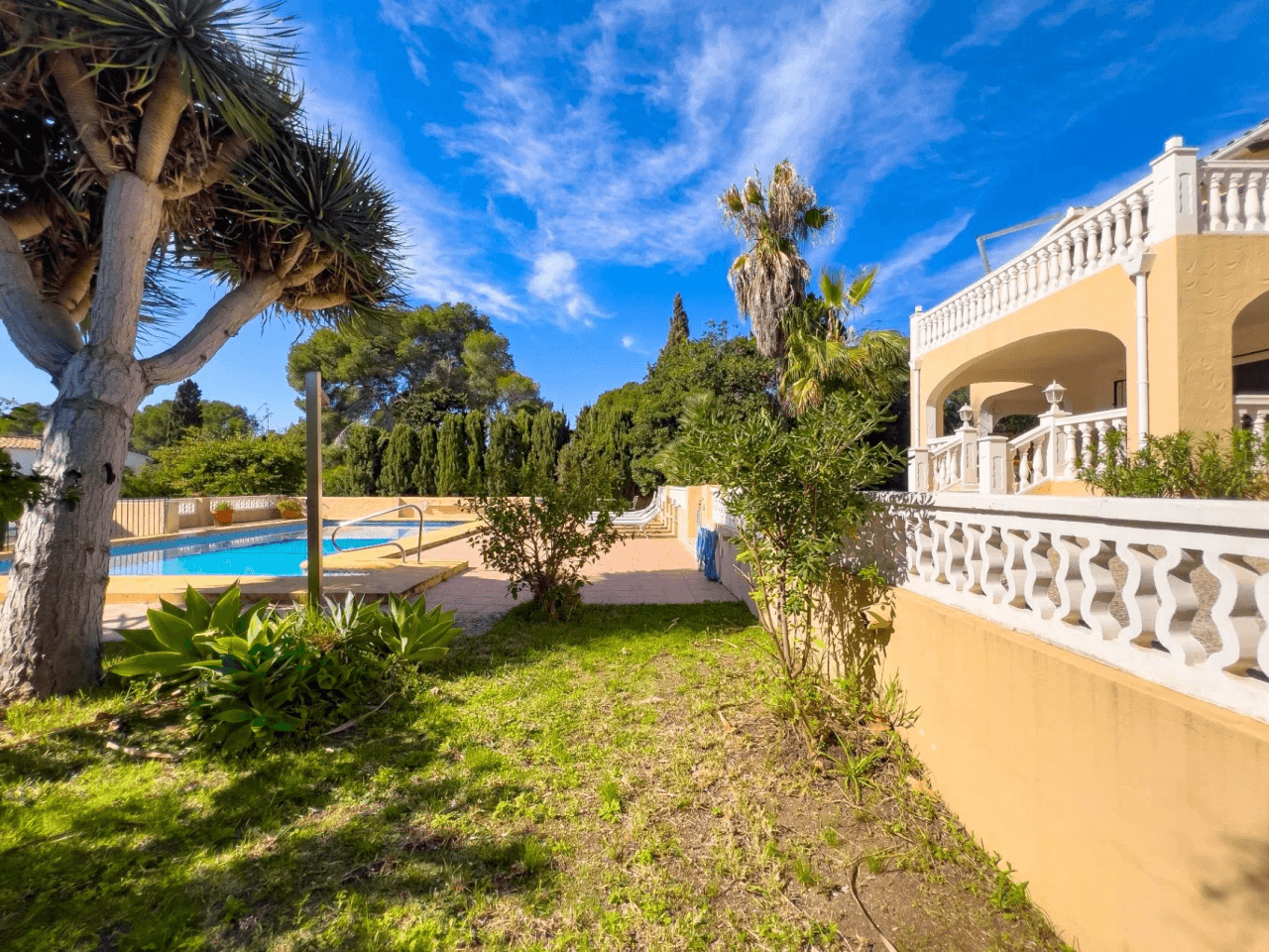 Villa with sea views for sale in Moraira, a step away from the center.