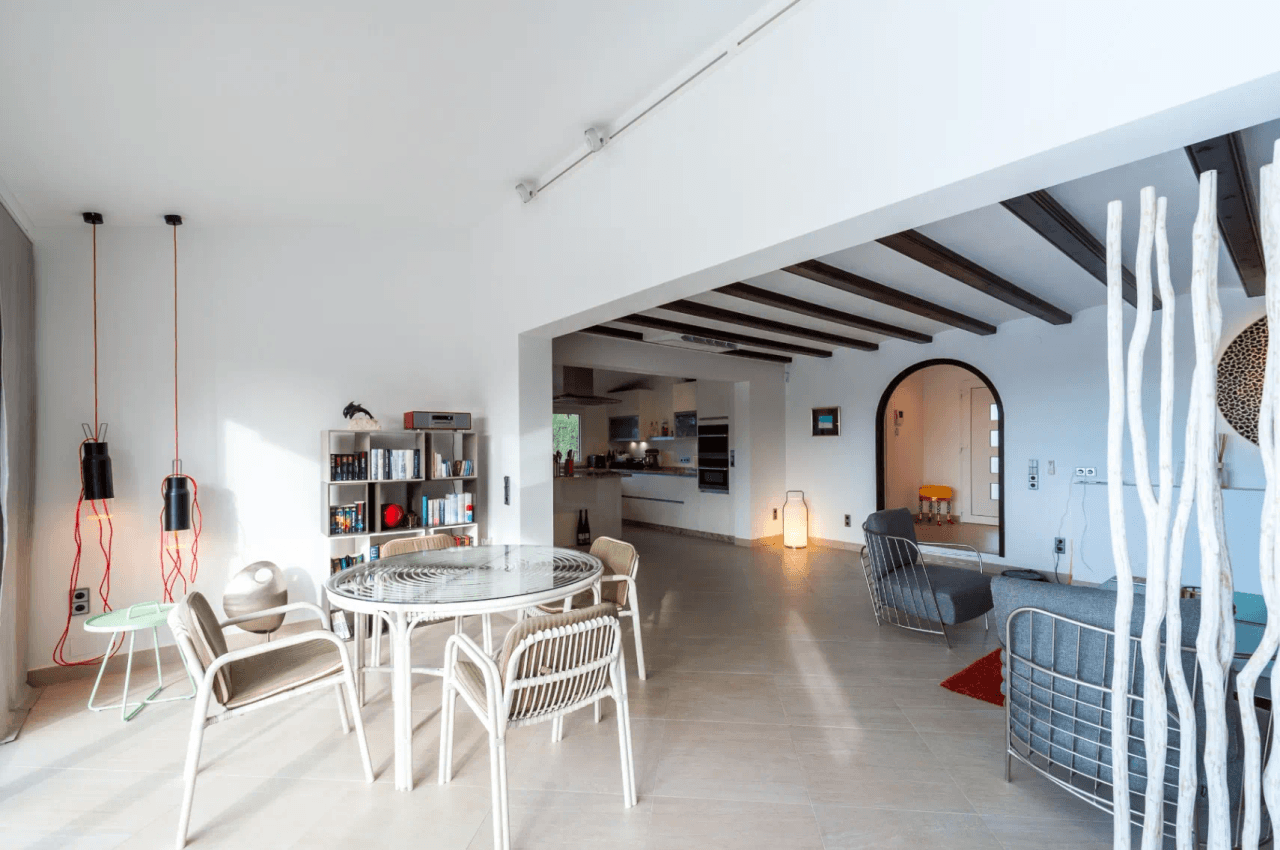 Villa with sea views for sale in Moraira, a step away from the center.