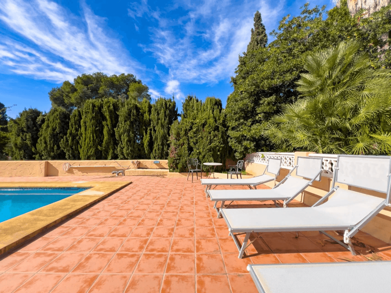 Villa with sea views for sale in Moraira, a step away from the center.