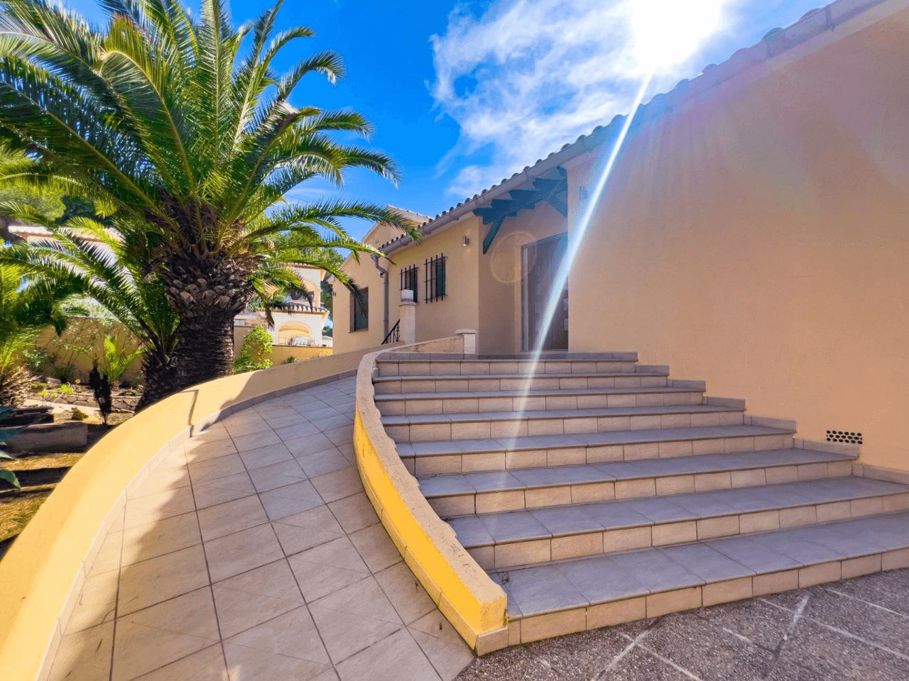 Villa with sea views for sale in Moraira, a step away from the center.
