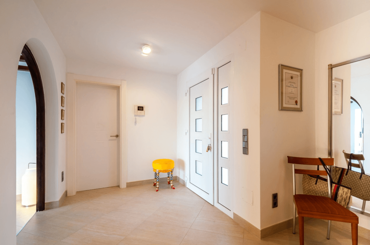 Villa with sea views for sale in Moraira, a step away from the center.
