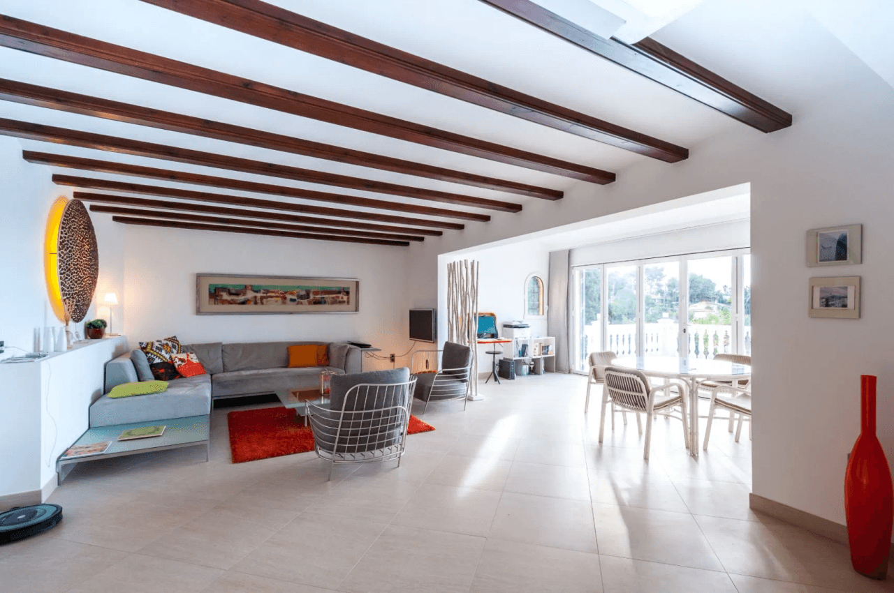 Villa with sea views for sale in Moraira, a step away from the center.