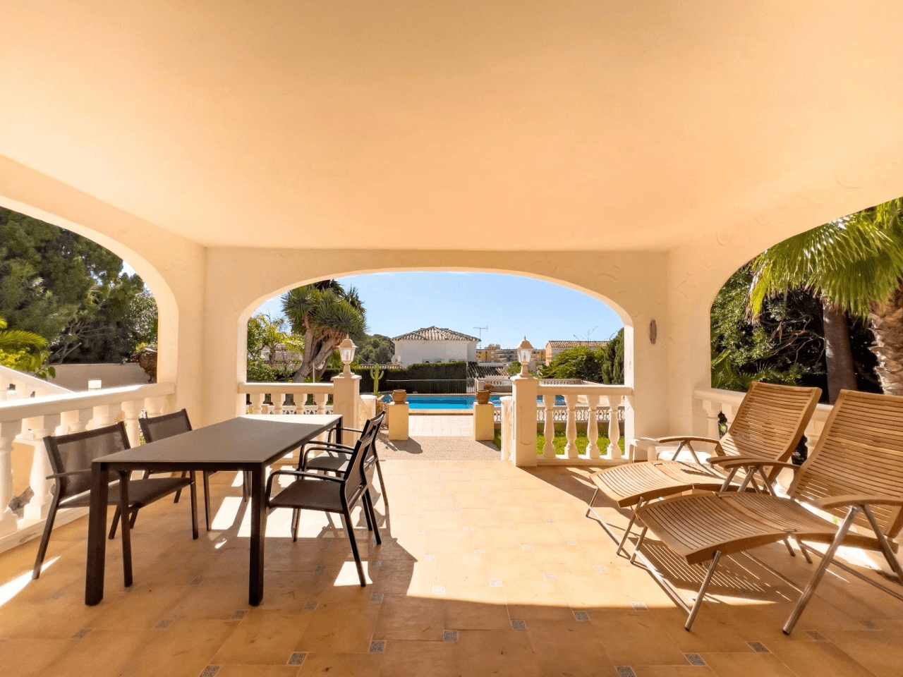 Villa with sea views for sale in Moraira, a step away from the center.