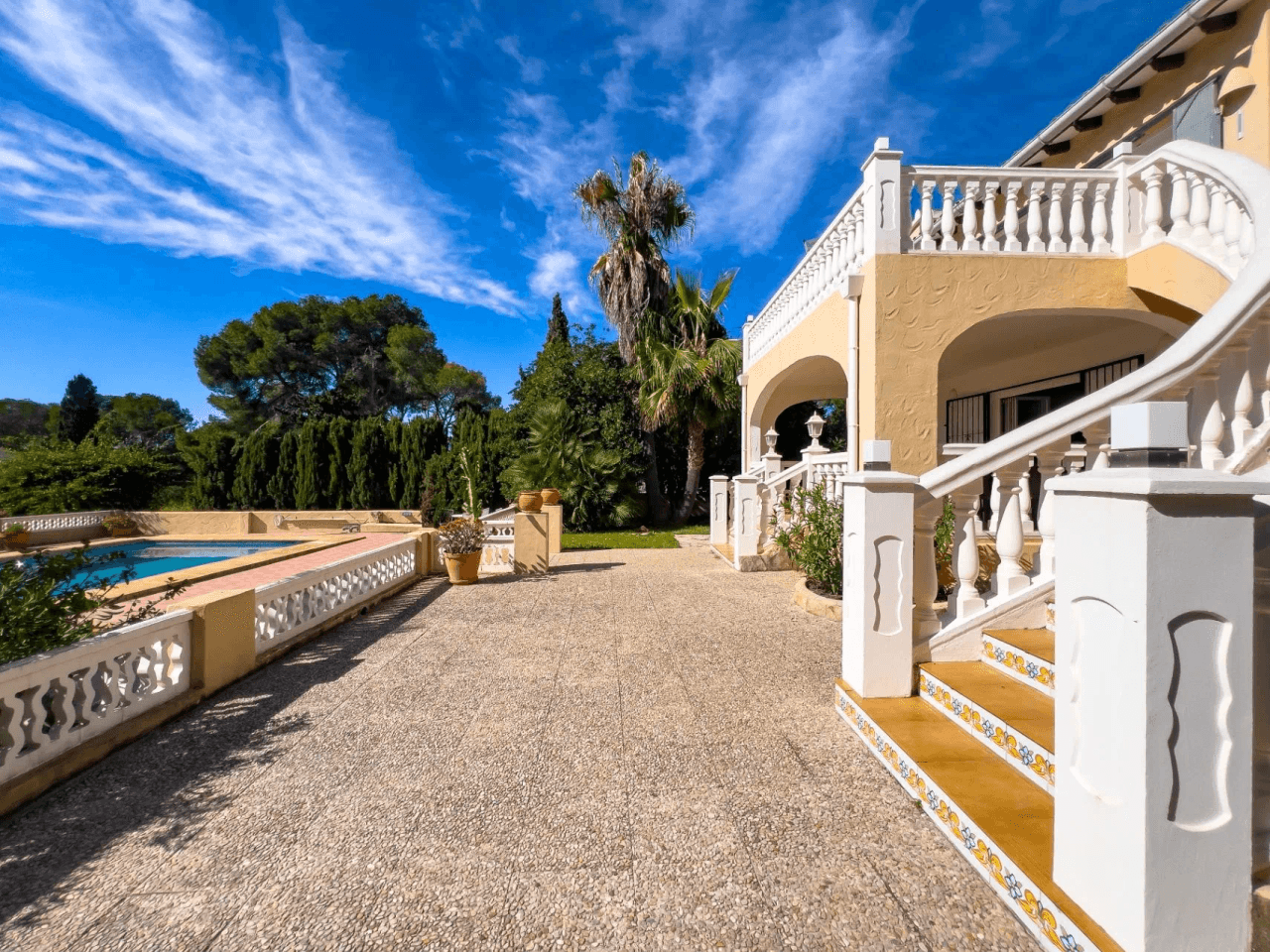Villa with sea views for sale in Moraira, a step away from the center.