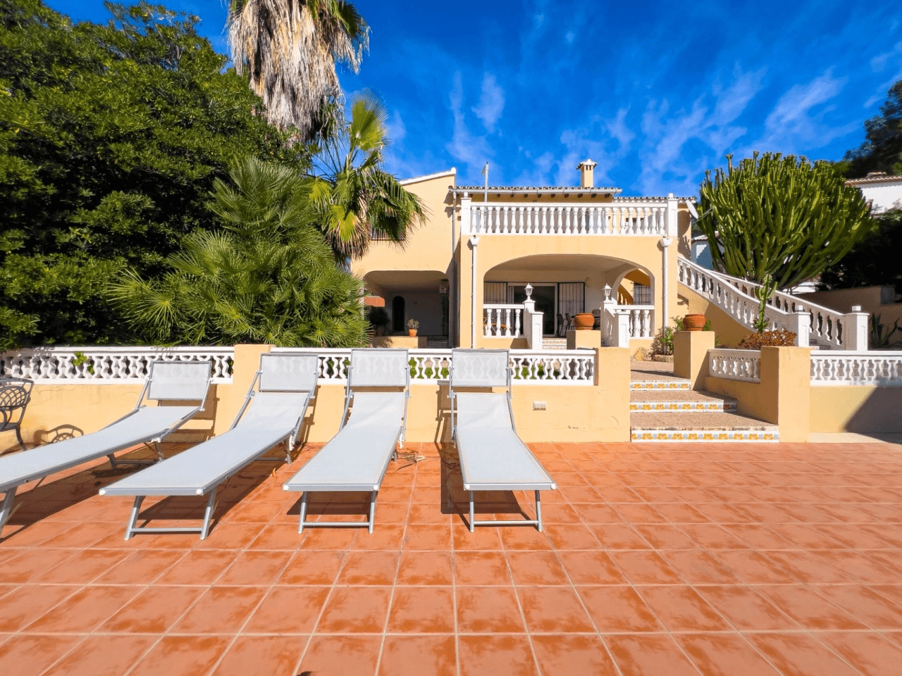 Villa with sea views for sale in Moraira, a step away from the center.