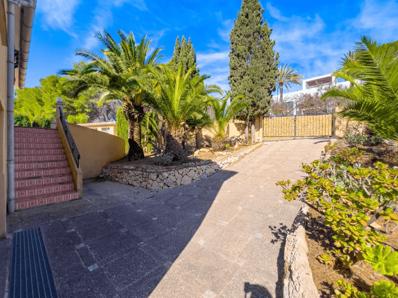 Villa with sea views for sale in Moraira, a step away from the center.