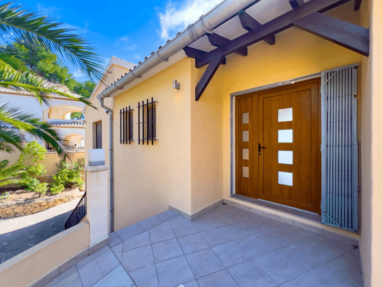 Villa with sea views for sale in Moraira, a step away from the center.