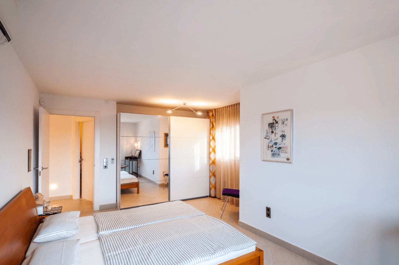 Villa with sea views for sale in Moraira, a step away from the center.