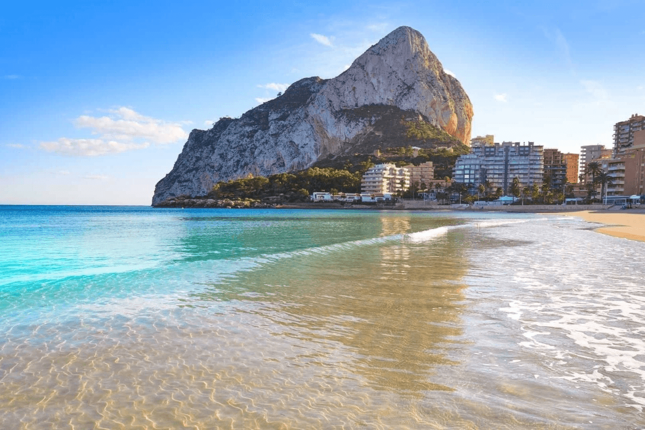 Villa moderna con impresionantes vistas al mar, al Peñón de Ifach y a la montaña