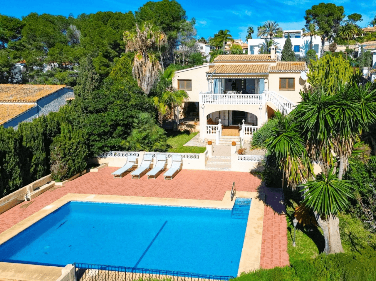 Villa with sea views for sale in Moraira, a step away from the center.