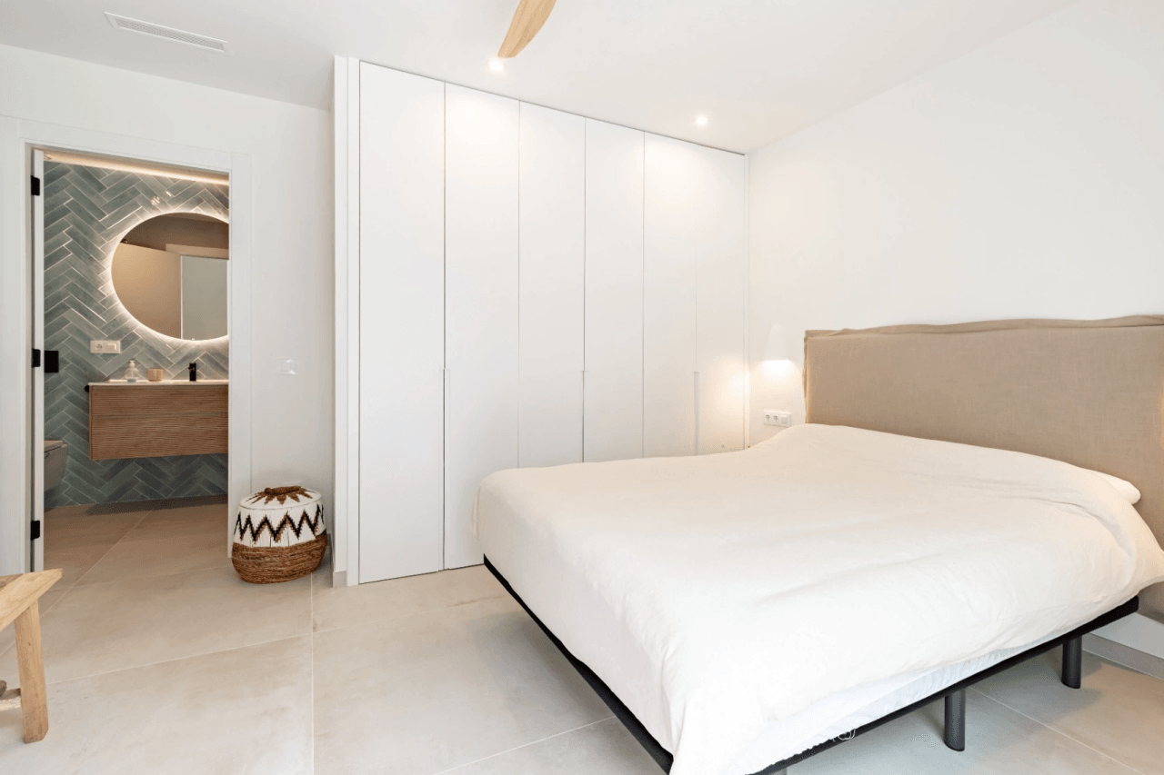 ¡Obra nueva! Villa de estilo ibicenco en el campo de golf