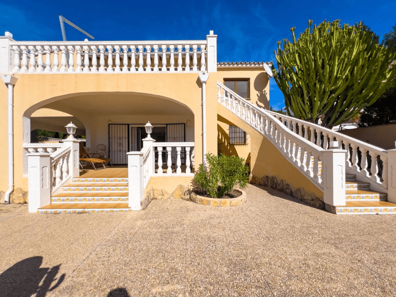 Villa with sea views for sale in Moraira, a step away from the center.