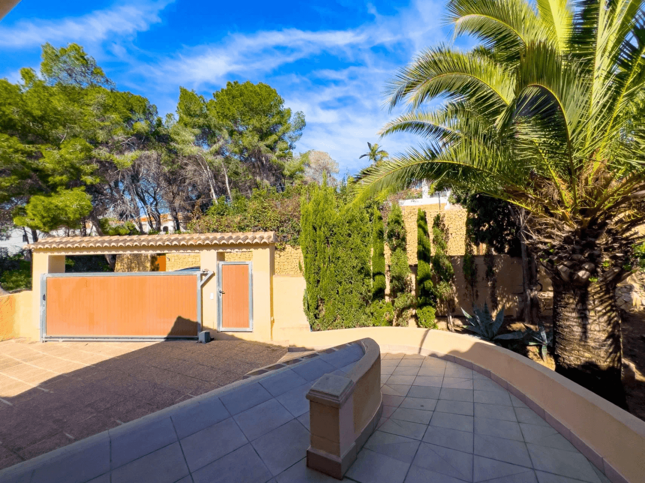 Villa with sea views for sale in Moraira, a step away from the center.