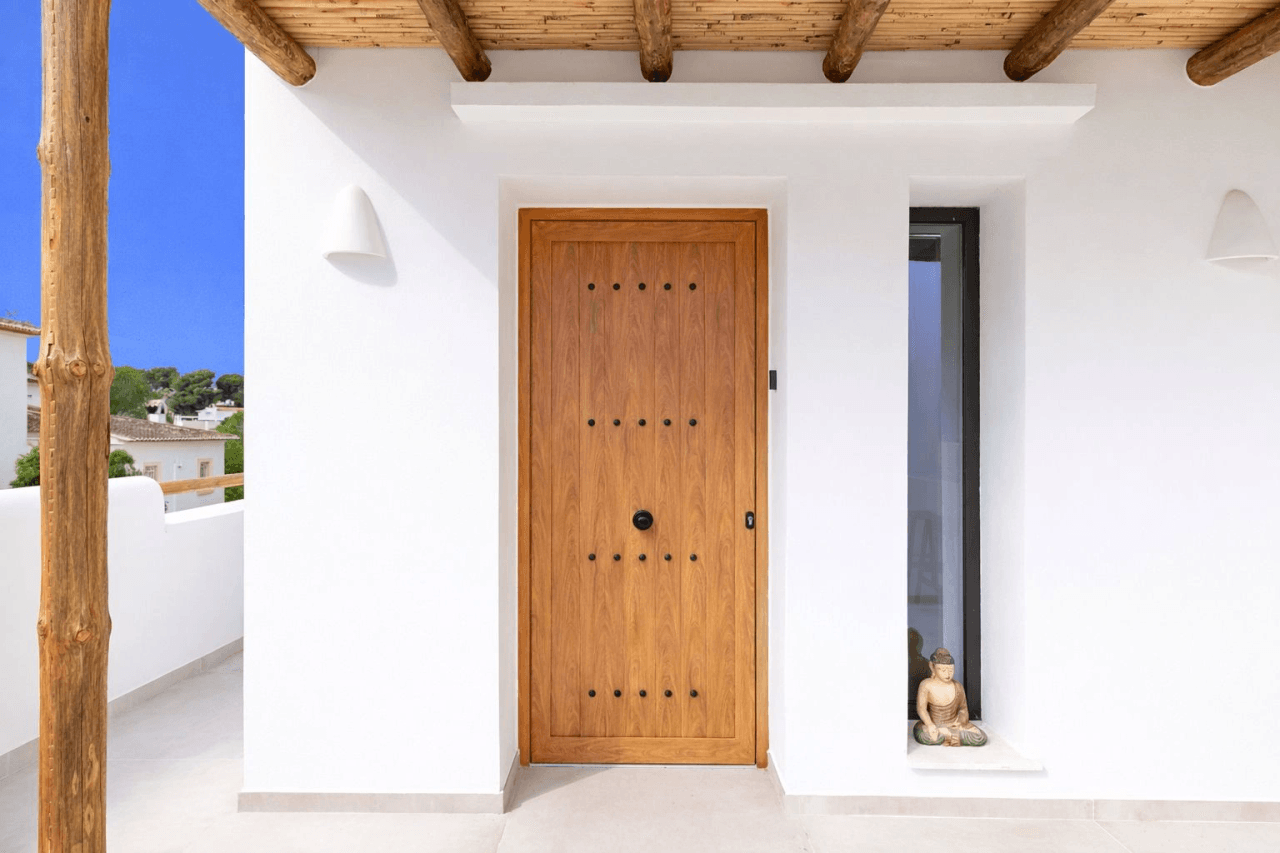 ¡Obra nueva! Villa de estilo ibicenco en el campo de golf