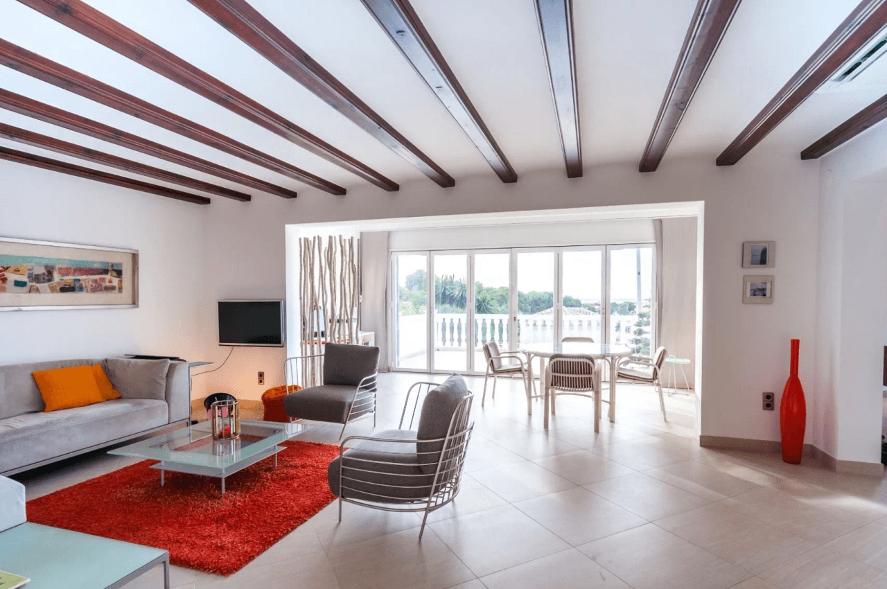 Villa with sea views for sale in Moraira, a step away from the center.