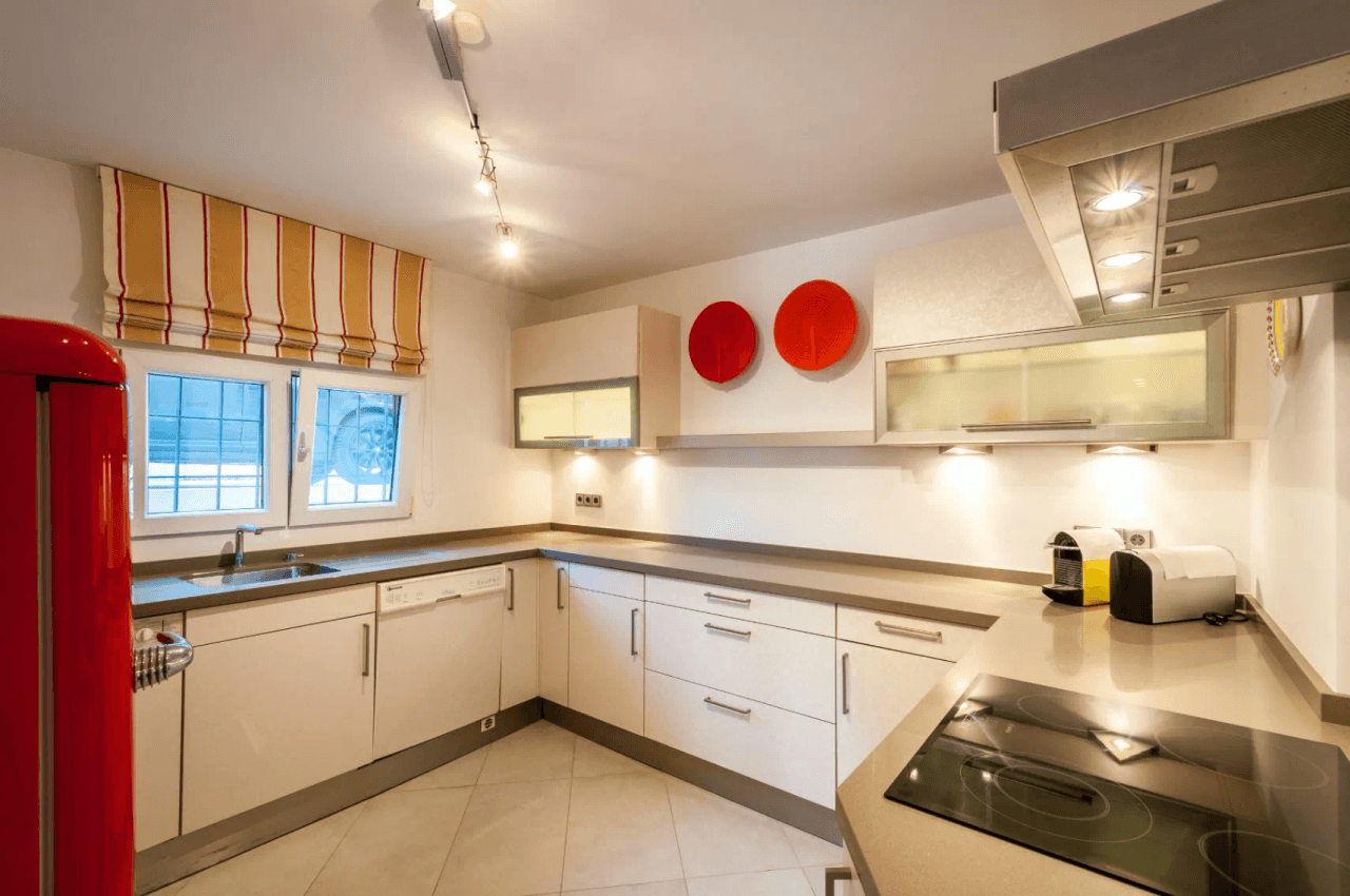 Villa with sea views for sale in Moraira, a step away from the center.