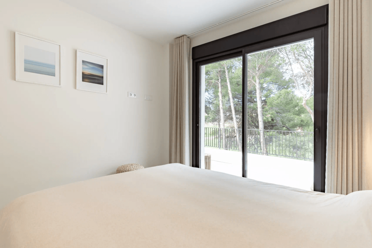 ¡Obra nueva! Villa de estilo ibicenco en el campo de golf